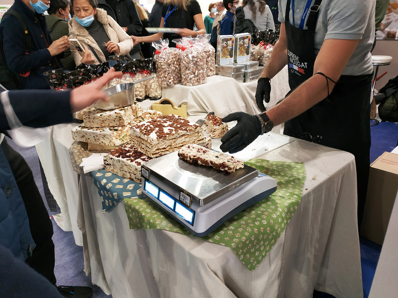 チョコレート、お菓子、ジャム、ハチミツ、チーズ、パン、お茶、コーヒーと、食品は充実のラインアップ