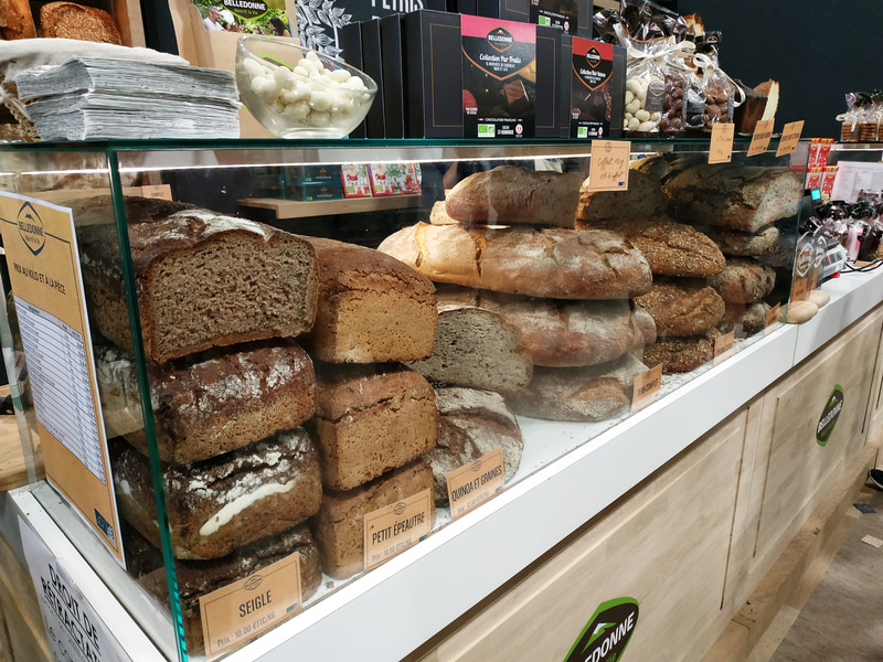 チョコレート、お菓子、ジャム、ハチミツ、チーズ、パン、お茶、コーヒーと、食品は充実のラインアップ