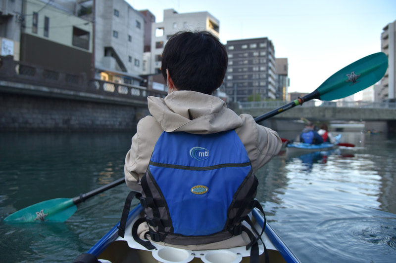 2名1組で参加。ゆっくりとカヤックを漕ぎ出す
