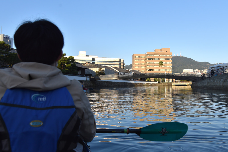 出発から10分ほどで出島表門橋が見えてきた
