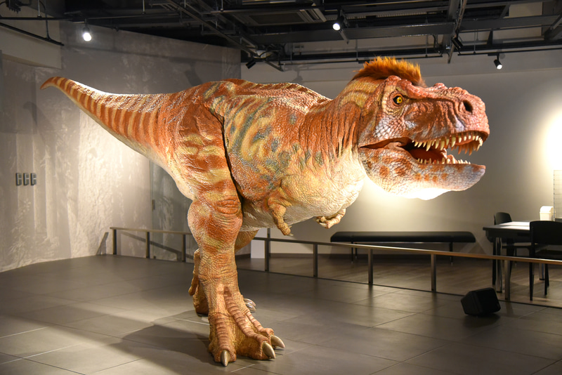 歯の化石から最新の学説をもとに復元した約6mの恐竜ロボット