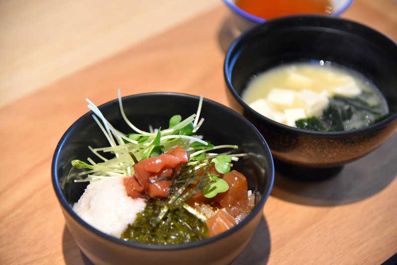 「海鮮のっけどん」と「具材が選べる味噌汁」でパワーチャージ