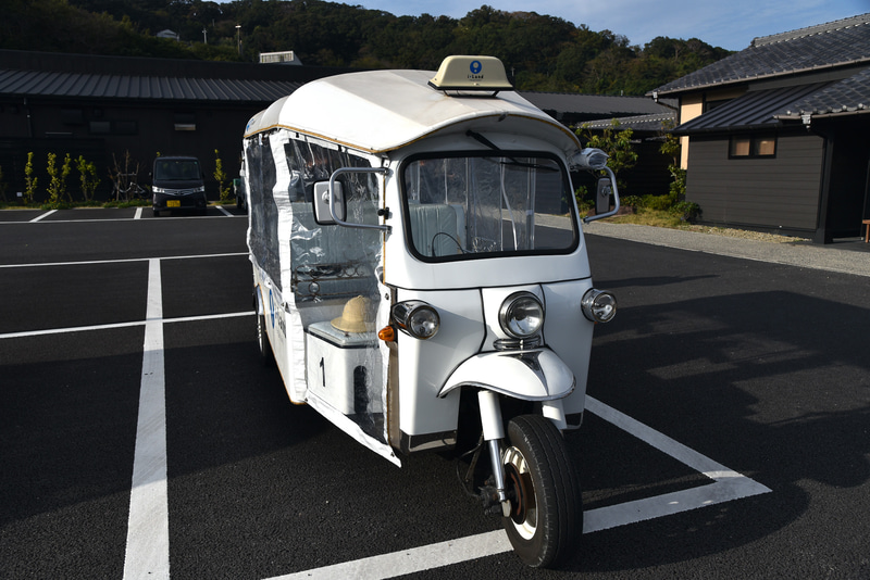 トゥクトゥクを使った伊王島カフェ＆島巡りへ。島を熟知したスタッフの運転で島内をおさんぽ