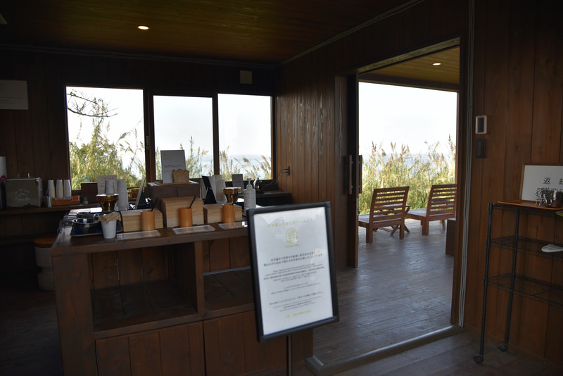 「MISAKI CAFE」の店内。奥にバルコニーがある