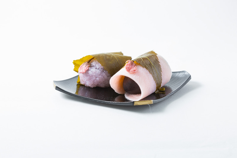 「桜餅（左は関西風、右は関東風）」（各270円）