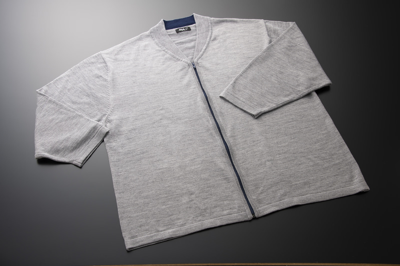 ファーストクラスとビジネスクラスのカーディガン