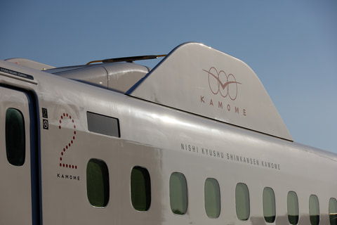 かもめ 西九州新幹線「かもめ」初公開。白地に紅のボディ、クラシックモダンな