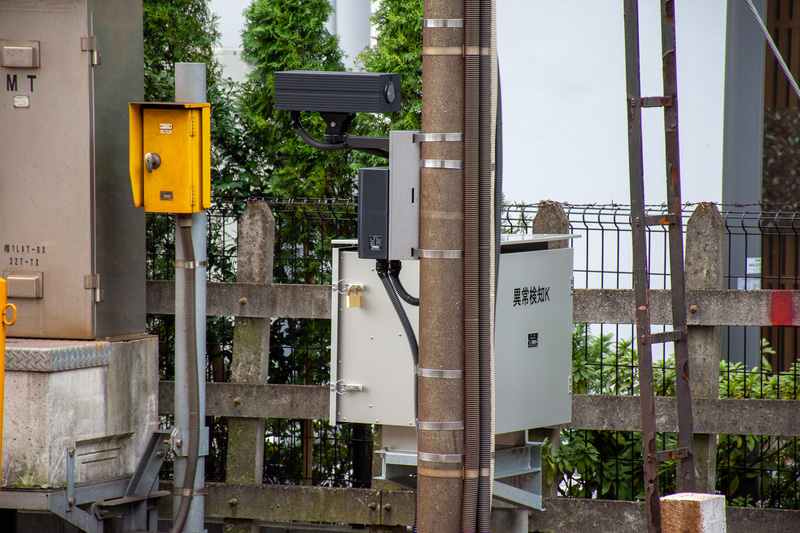 カメラの根元には、AI画像処理を行なう黒い角柱状の端末と装置一式を格納する箱がある