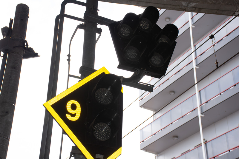 上の五角形の装置が「特殊信号発光機」。異常を認めると、2灯ずつ循環鳴動して運転士に知らせる