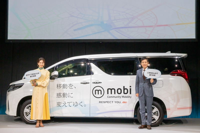 「mobi」の車両前で撮影に応じる安田美沙子さんと関根勤さん