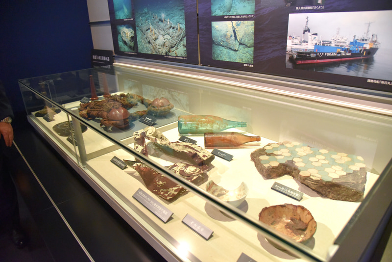 海に眠る戦艦から引き揚げられた品々が展示されている