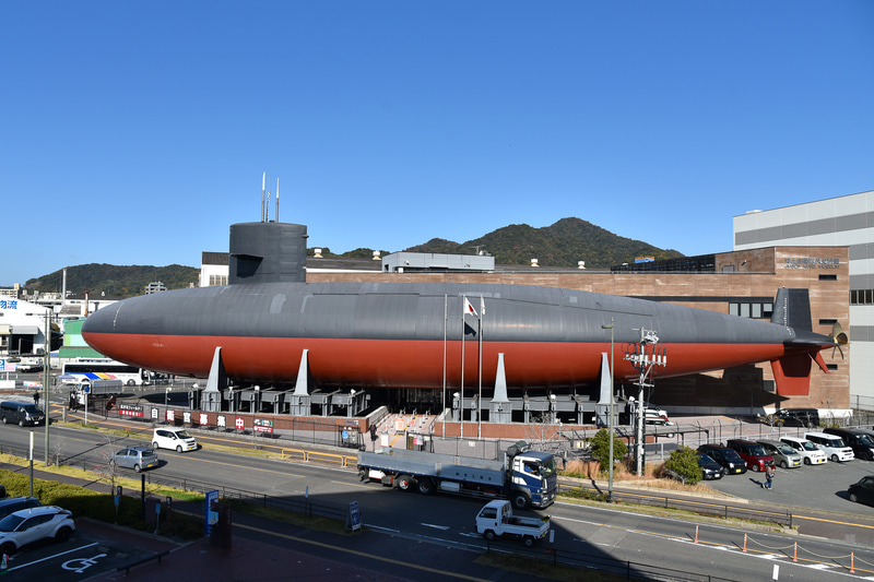 3階のデッキからは「てつのくじら館」のゆうしお型潜水艦「あきしお」の全景が見える