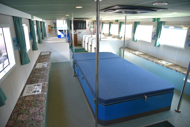 雨天やゆったりしたい場合は室内の座席の利用を