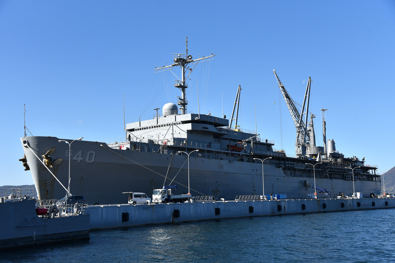 米海軍の潜水母艦「フランク・ケーブル」が寄港中