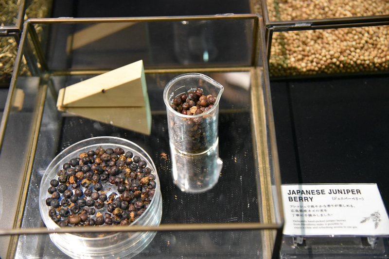 広島県産ネズの実も展示されている