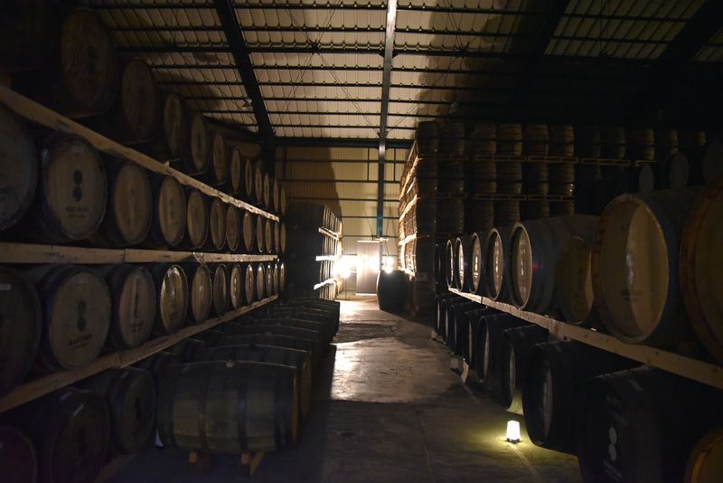 静かに樽の中で熟成されるウイスキーたち