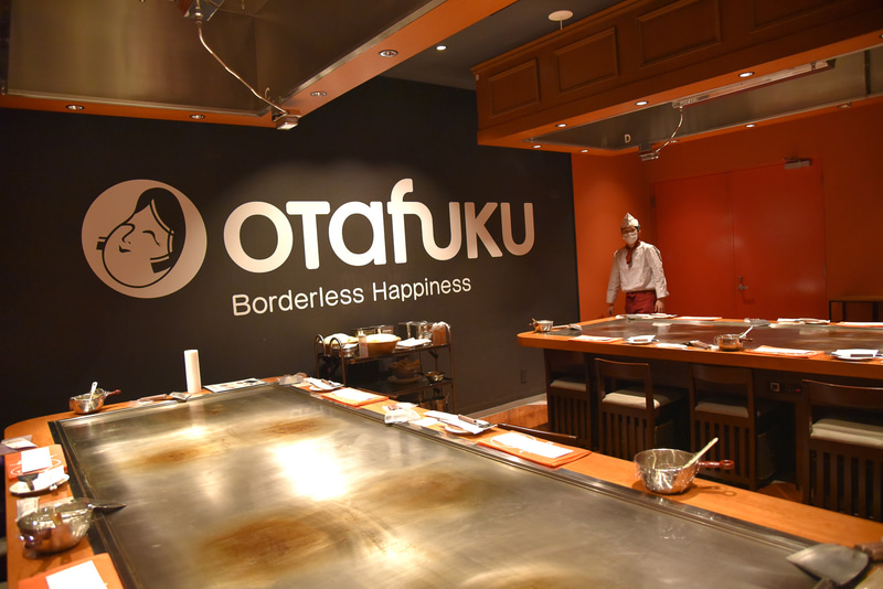 店内に入るとビッグサイズの鉄板が迎えてくれる