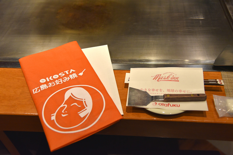 ロゴ入りエプロンとコック帽をかぶって、調理スタート