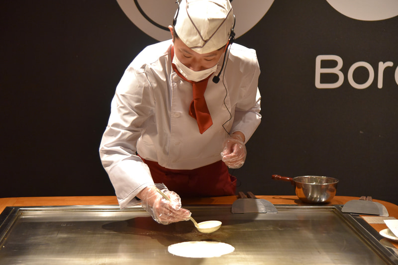 生地の上手な広げ方は「同じ場所をなぞらない事」と秋田さん