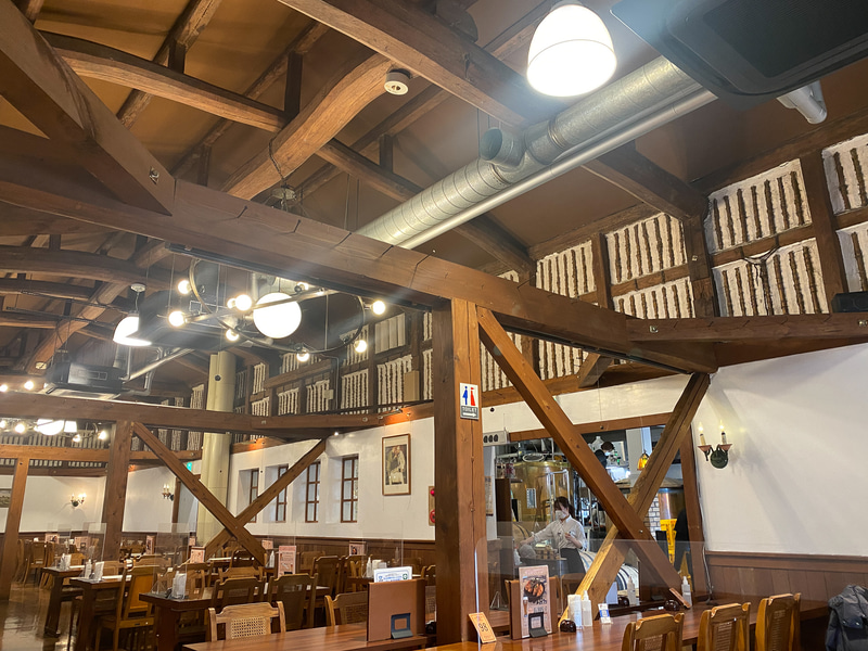 醸造所ならではの入り口と、ビアホール風の内装のレストラン