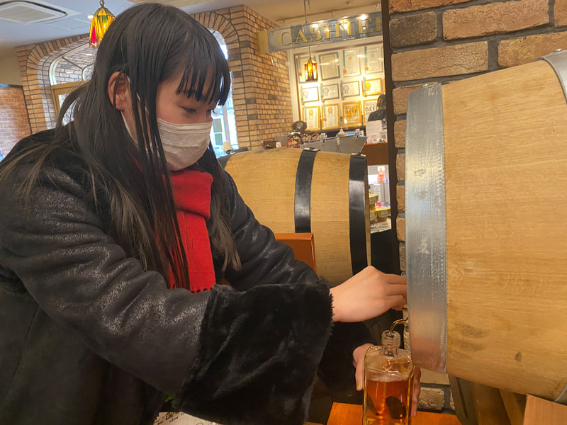 樽ウイスキーを手詰め。できるだけ多く入れたい