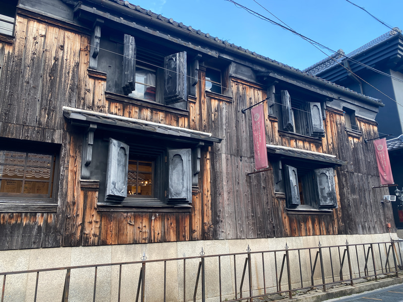 元黒壁銀行の窓や建物、すべてにオーラがあります