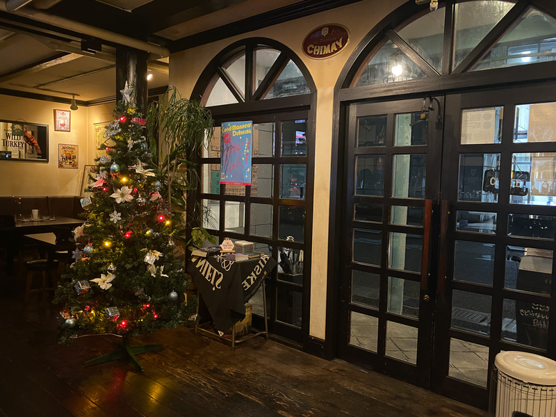 ロンドンやヨーロッパのパブを彷彿とさせる店内