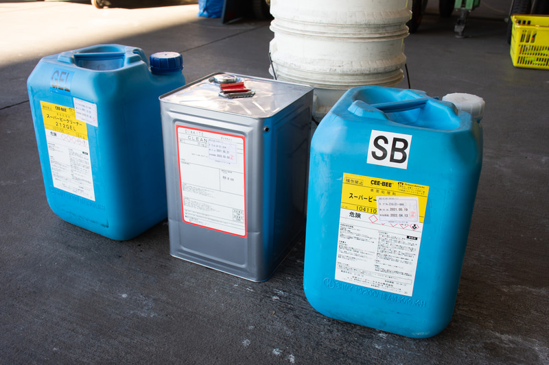 洗浄は洗剤、ブラシやモップ、放水機を使って、人の手で行なう