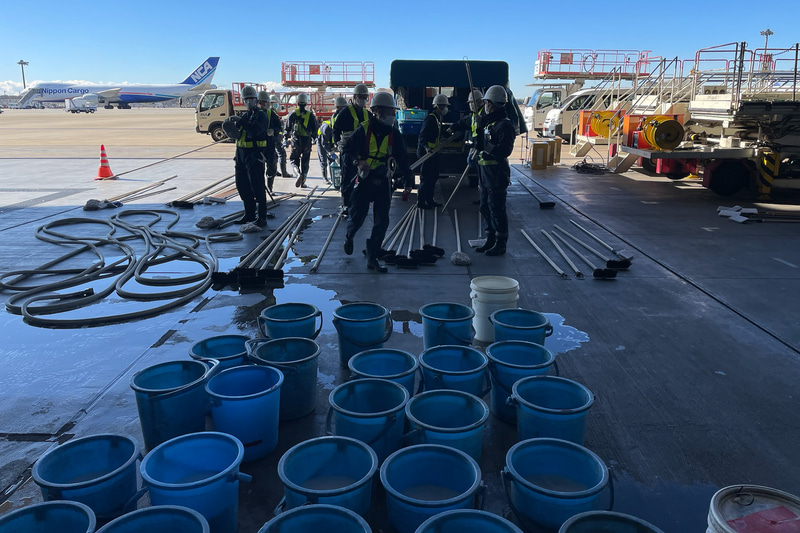 洗浄は洗剤、ブラシやモップ、放水機を使って、人の手で行なう