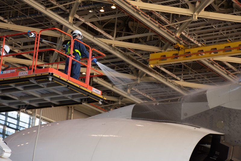 水をかけて、洗剤で汚れを浮かせて、水ですすぐ。これを範囲を区切って繰り返す