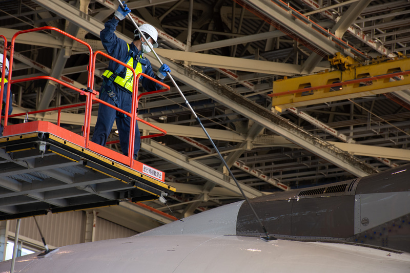 水をかけて、洗剤で汚れを浮かせて、水ですすぐ。これを範囲を区切って繰り返す