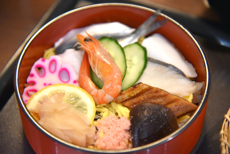 華やかな具材が載る「ばら寿司」。お祝いに欠かせない一品