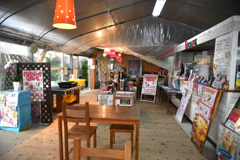 カフェエリアではスイーツの提供から「ぶどう食べ比べ」などができる