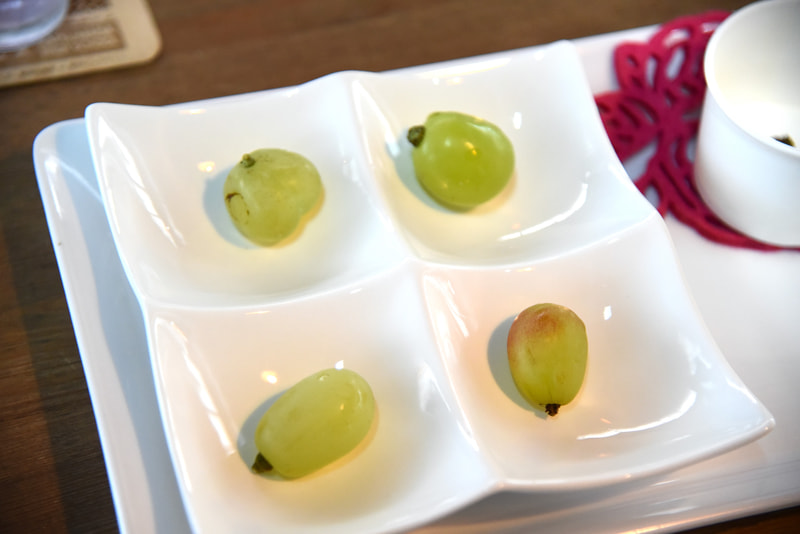 左上から「瀬戸ジャイアンツ」「シャインマスカット」「ジパング」「かぐや姫」