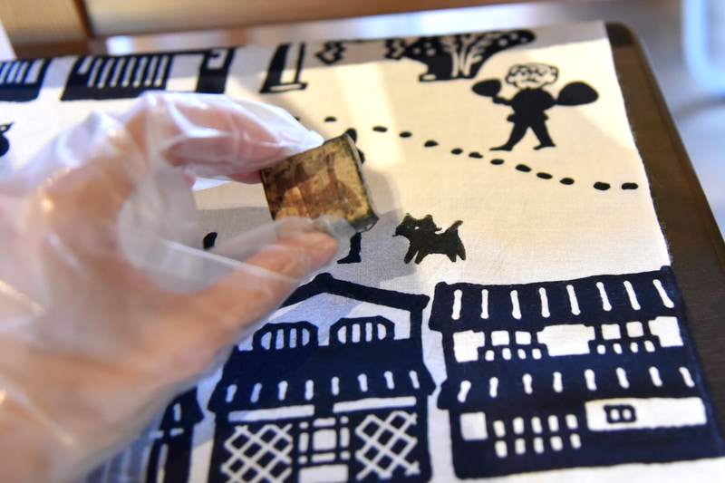 好みのモチーフをポンポンと押していく。右斜め上に「すいんきょ」がいる