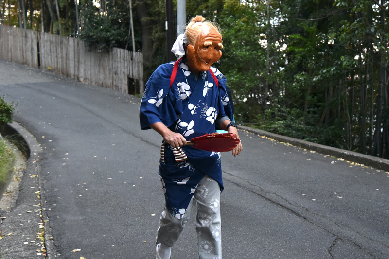 さんぽ中「すいんきょ」に「阿智神社」近くで会えた。頭を扇子で叩かれると幸運が訪れる