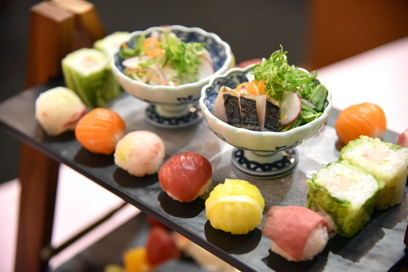 岡山名産の黄韮を使った手毬寿司（手前2番目）など県産食材を使ったメニューが並ぶ