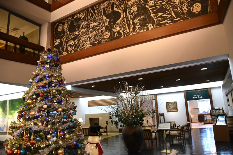 ロビーエリアに入ると頭上に棟方志功作の大板壁画が見えてくる