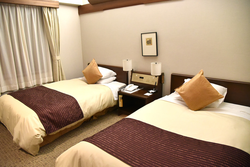 宿泊した「本館スタンダードツインルーム」ベッドサイズは110×195cm、心地よく眠れた