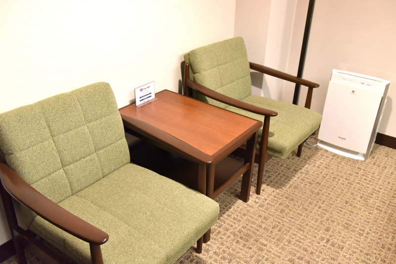 レトロな雰囲気の椅子も2脚。奥に加湿空気清浄機を設置