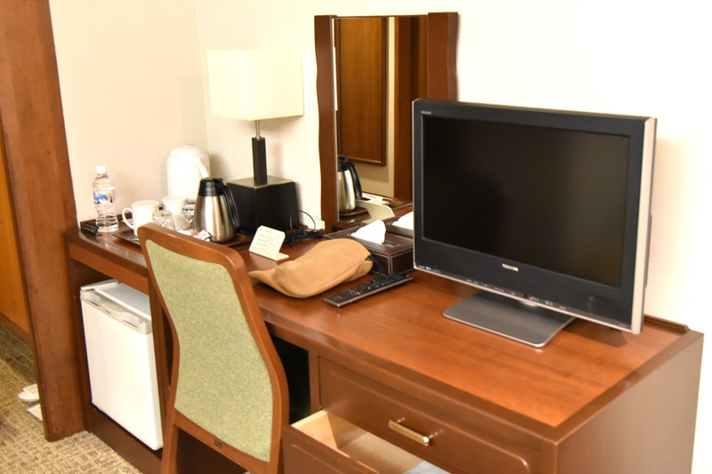 テレビ台とテーブルまわり。ドライヤーなどもこちらにある