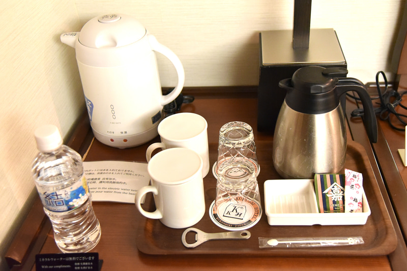 煎茶や昆布茶、コーヒー、無料のボトルなどが置かれている