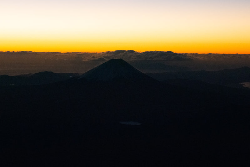 次第に空が明るくなり、富士山が輪郭を表わしてきた