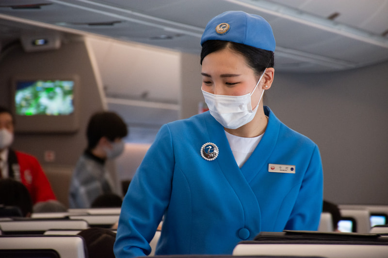 ひとしきり初日の出を楽しんでからドリンクサービスが始まる。このフライトには歴代制服（4代目、6代目、9代目）を着用したCAも乗務していた