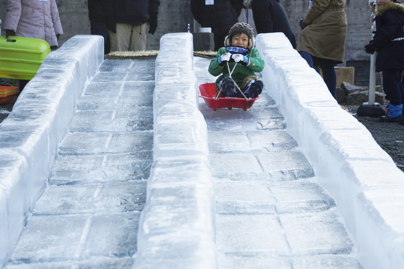 「氷のジャンボすべり台」