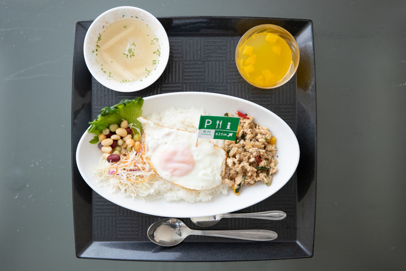 市川PAの「ささみと胸肉のハーフ&ハーフ 特製ガパオライス」（1000円）