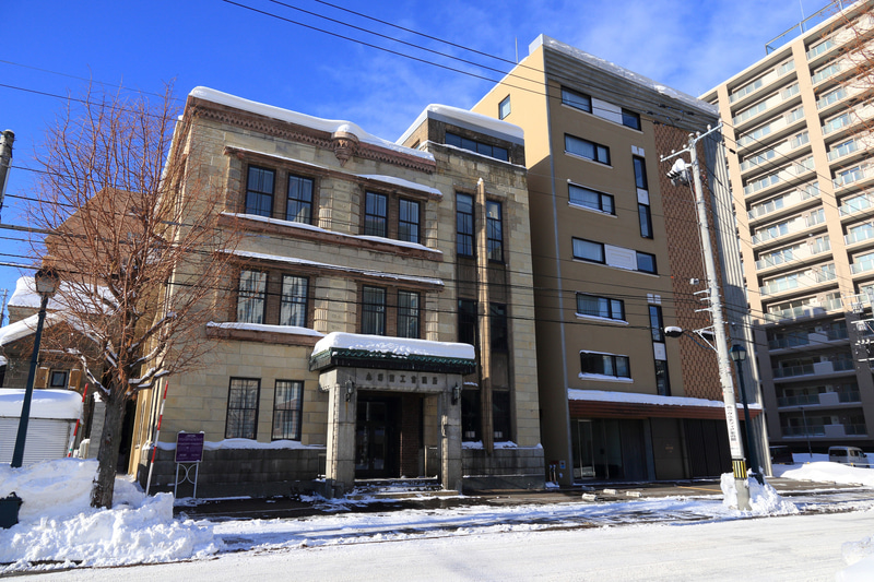 OMO5小樽の外観。右の北館は新築で左の南館はリノベーションした旧商工会議所