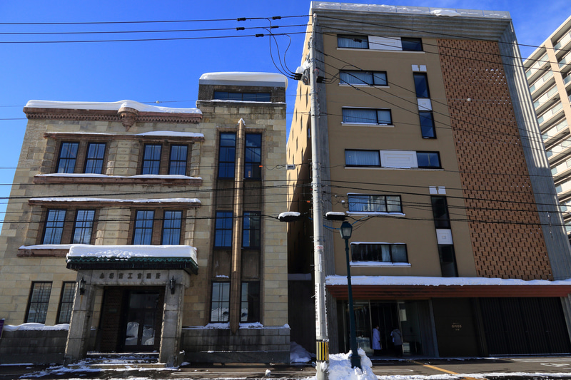 旧商工会議所である南館が3階建てにもかかわらず7階建ての北館の半分以上の高さがあるのは天井がかなり高い証拠