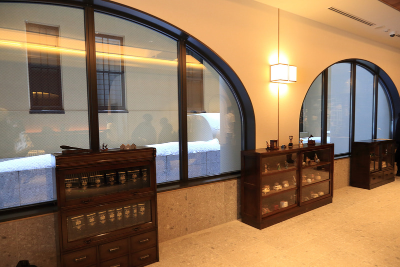 旧商工会議所で使っていたレトロな棚にはレンタル可能なオルゴールがたくさん並ぶ