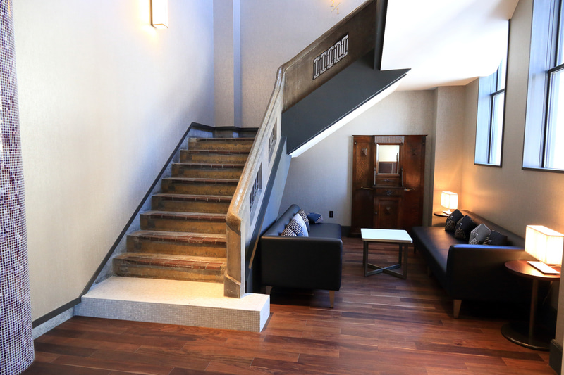 旧商工会議所の南館には石造りの手すりの階段や当時使われていた鏡台や照明なども使われている